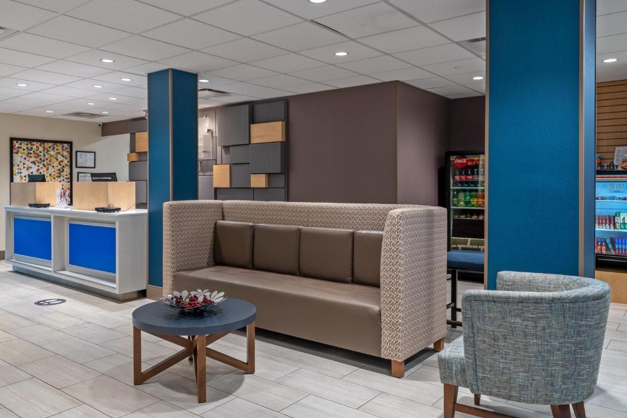 Holiday Inn Express Hotel & Suites Woodbridge, An Ihg Hotel Extérieur photo