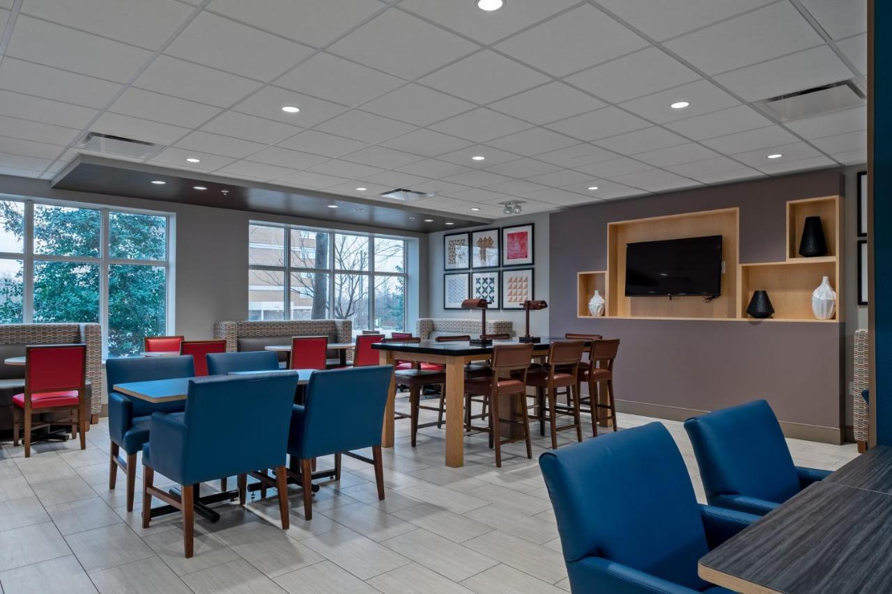 Holiday Inn Express Hotel & Suites Woodbridge, An Ihg Hotel Extérieur photo