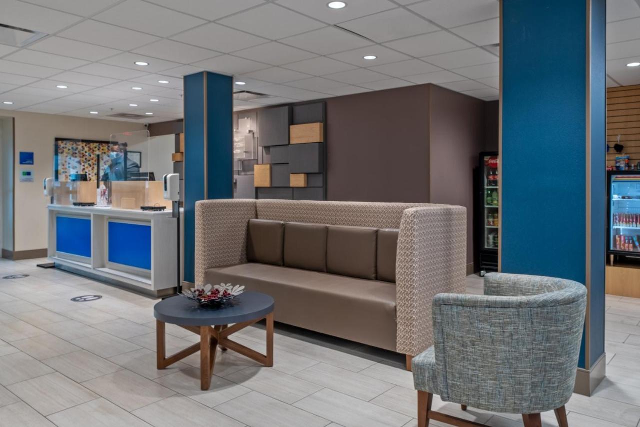 Holiday Inn Express Hotel & Suites Woodbridge, An Ihg Hotel Extérieur photo