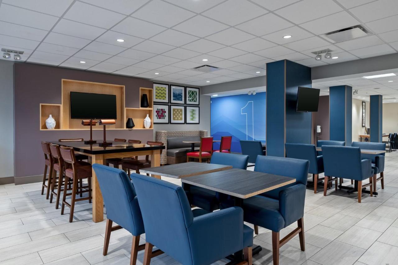 Holiday Inn Express Hotel & Suites Woodbridge, An Ihg Hotel Extérieur photo