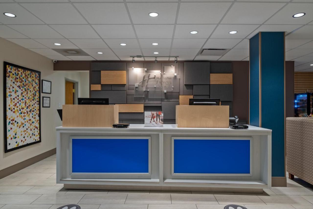 Holiday Inn Express Hotel & Suites Woodbridge, An Ihg Hotel Extérieur photo