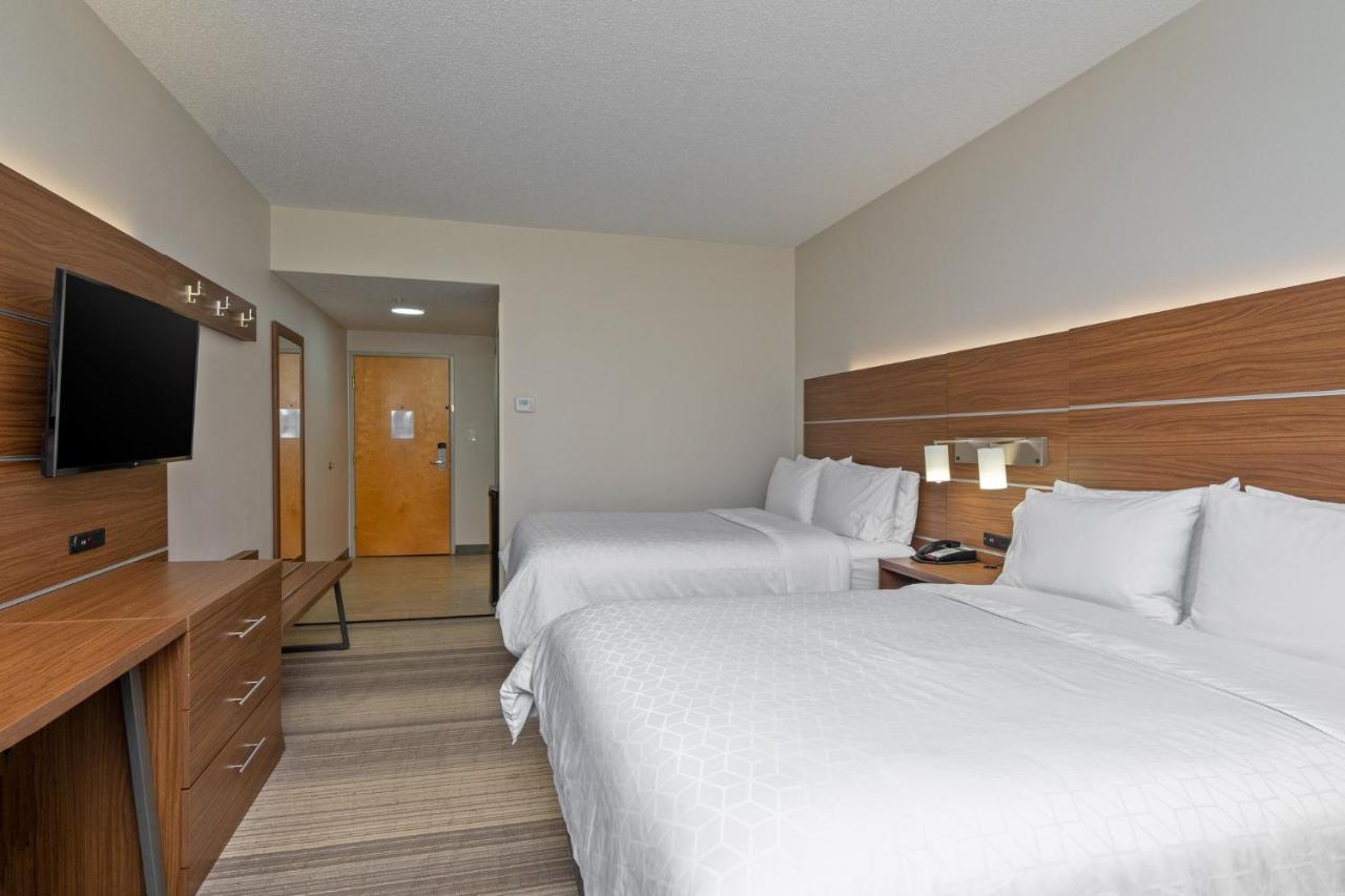 Holiday Inn Express Hotel & Suites Woodbridge, An Ihg Hotel Extérieur photo