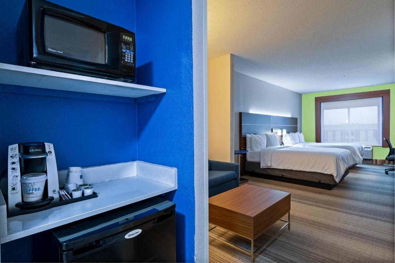 Holiday Inn Express Hotel & Suites Woodbridge, An Ihg Hotel Extérieur photo