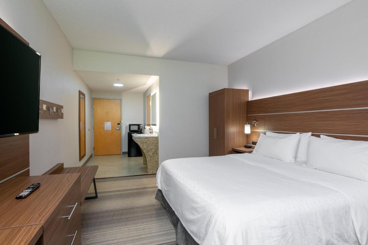 Holiday Inn Express Hotel & Suites Woodbridge, An Ihg Hotel Extérieur photo