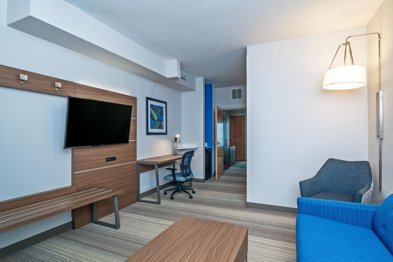 Holiday Inn Express Hotel & Suites Woodbridge, An Ihg Hotel Extérieur photo