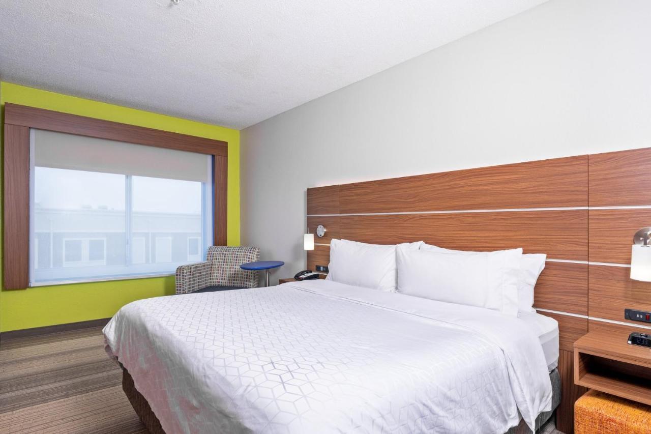 Holiday Inn Express Hotel & Suites Woodbridge, An Ihg Hotel Extérieur photo