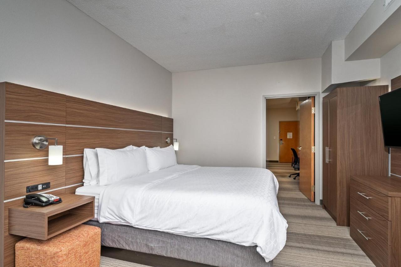 Holiday Inn Express Hotel & Suites Woodbridge, An Ihg Hotel Extérieur photo