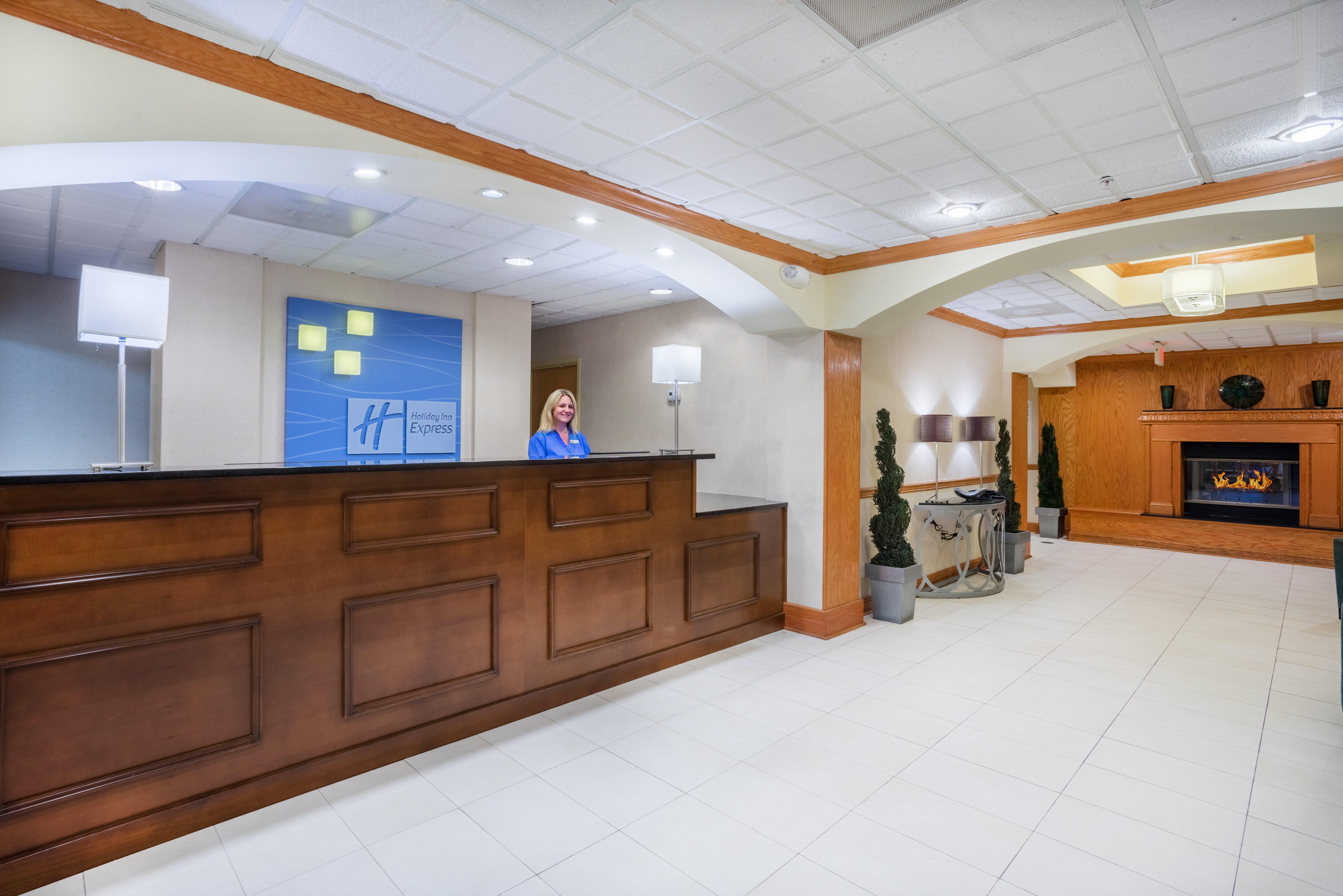 Holiday Inn Express Hotel & Suites Woodbridge, An Ihg Hotel Extérieur photo