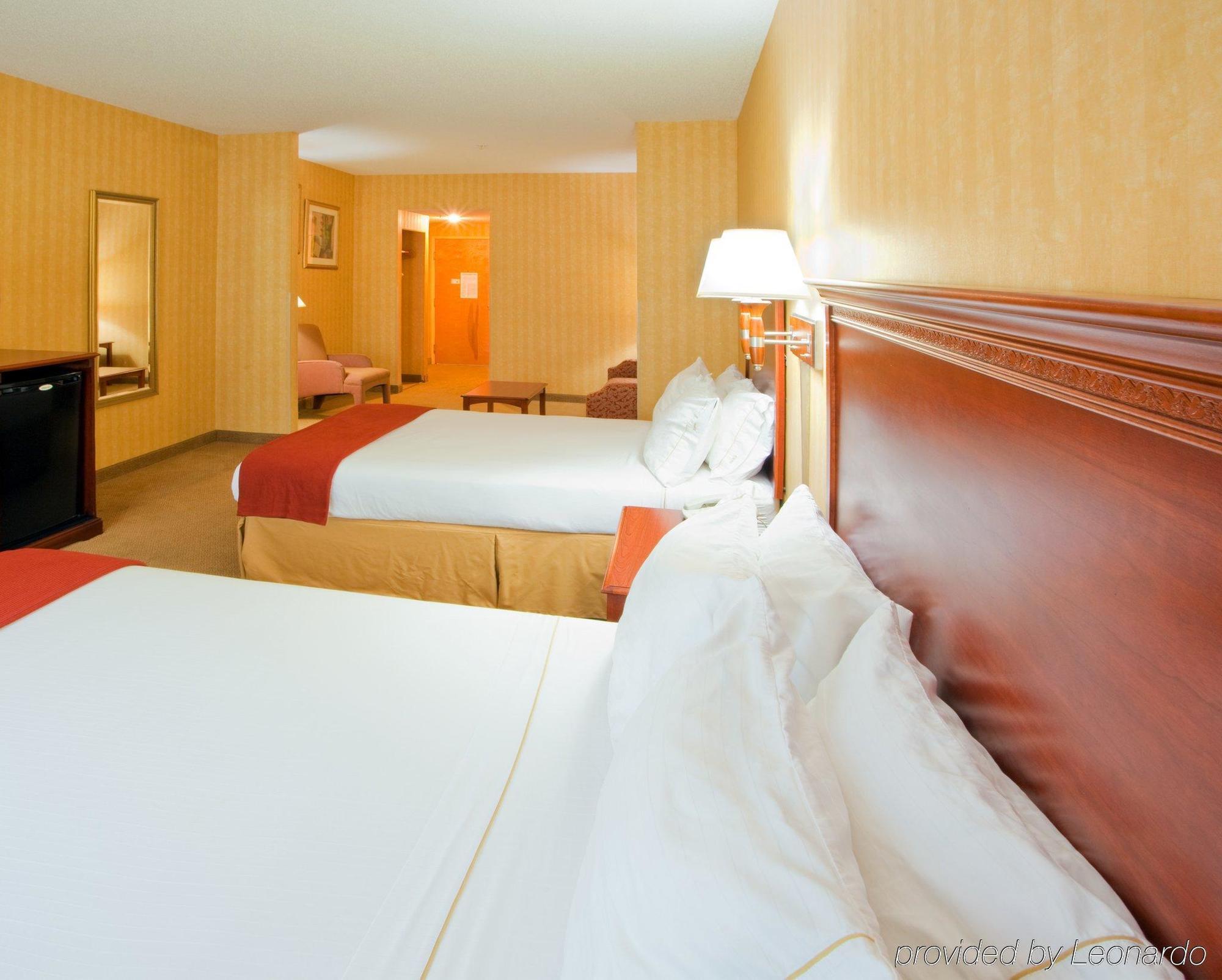 Holiday Inn Express Hotel & Suites Woodbridge, An Ihg Hotel Chambre photo
