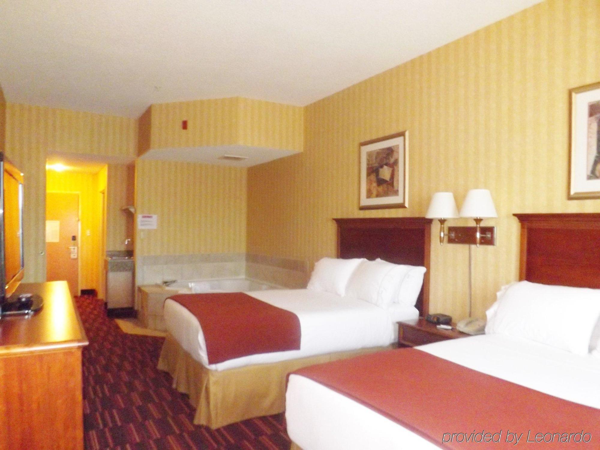 Holiday Inn Express Hotel & Suites Woodbridge, An Ihg Hotel Extérieur photo