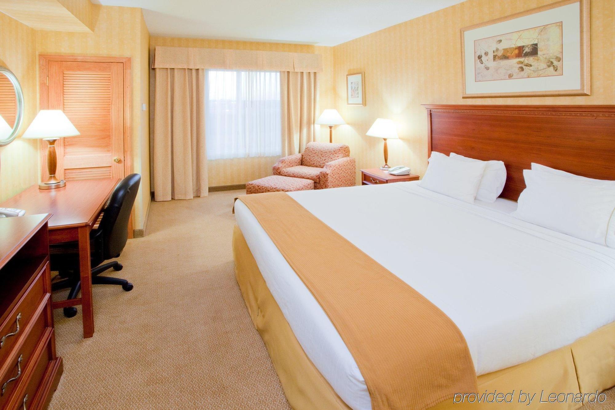 Holiday Inn Express Hotel & Suites Woodbridge, An Ihg Hotel Extérieur photo