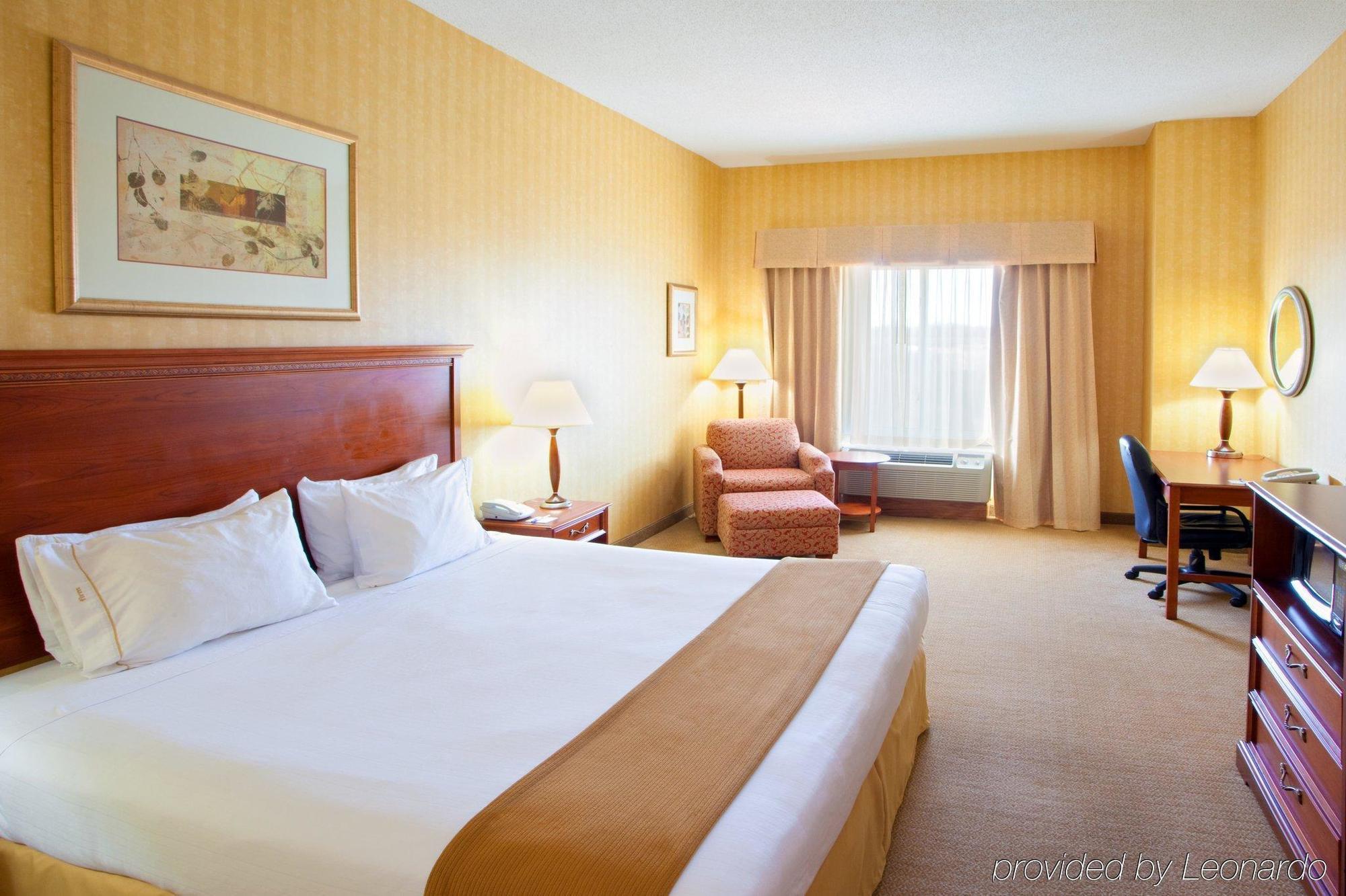 Holiday Inn Express Hotel & Suites Woodbridge, An Ihg Hotel Extérieur photo