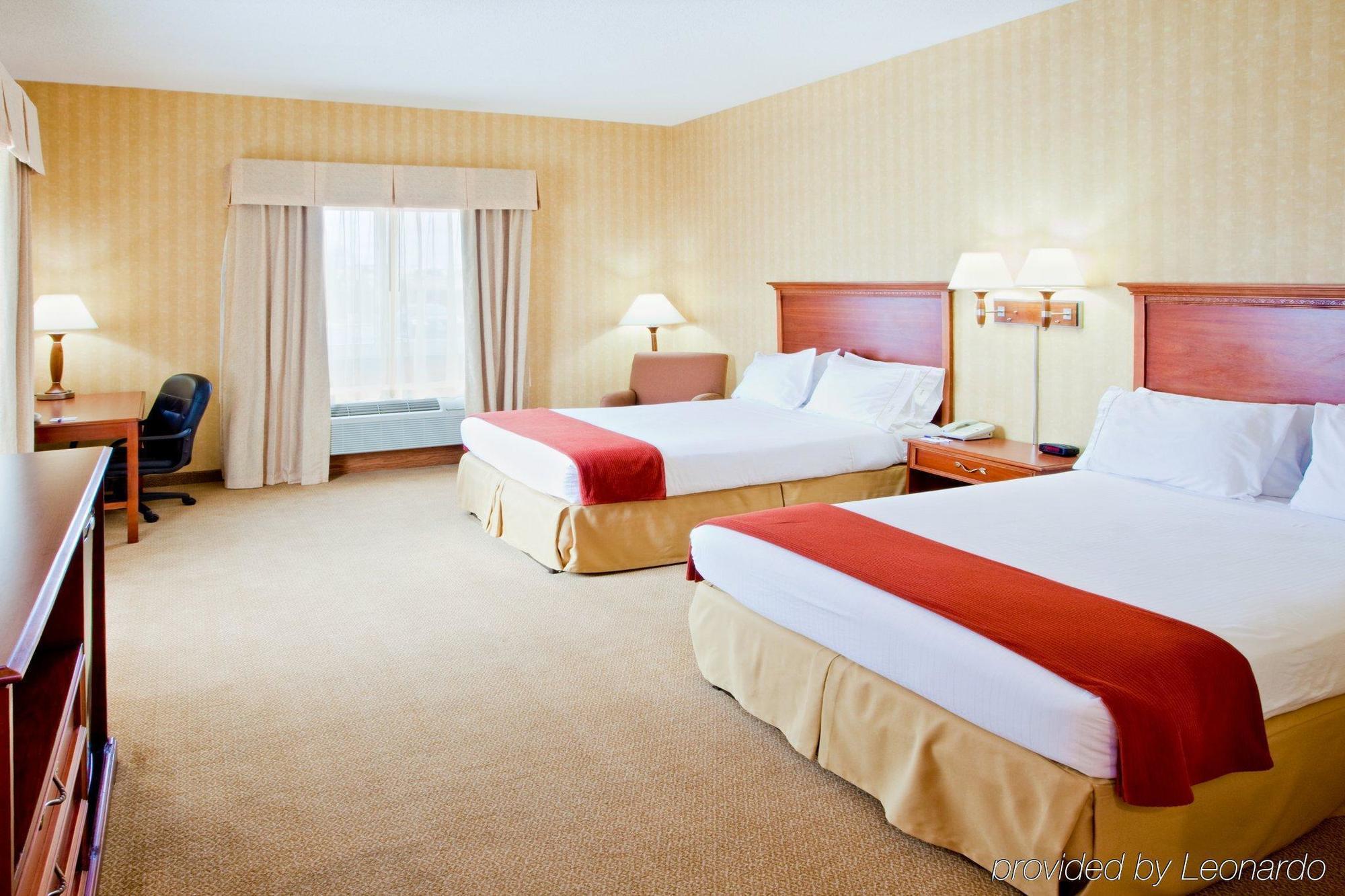 Holiday Inn Express Hotel & Suites Woodbridge, An Ihg Hotel Extérieur photo