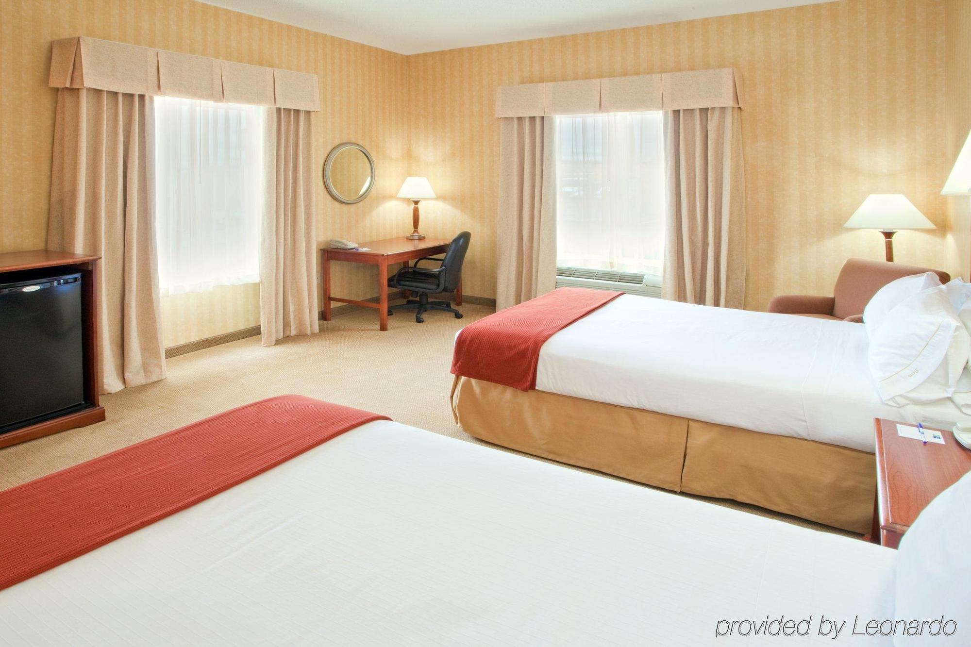 Holiday Inn Express Hotel & Suites Woodbridge, An Ihg Hotel Extérieur photo