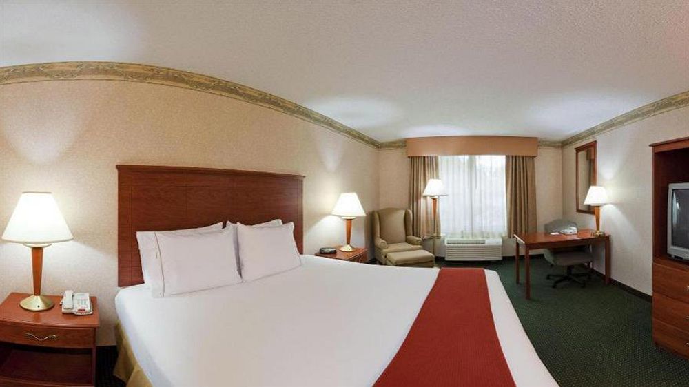 Holiday Inn Express Hotel & Suites Woodbridge, An Ihg Hotel Extérieur photo