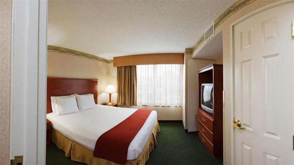 Holiday Inn Express Hotel & Suites Woodbridge, An Ihg Hotel Extérieur photo