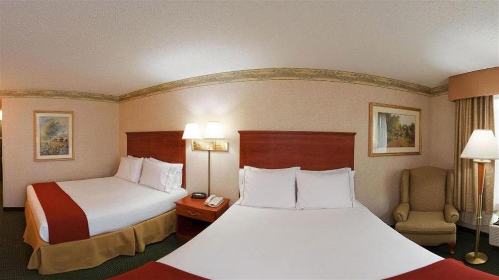 Holiday Inn Express Hotel & Suites Woodbridge, An Ihg Hotel Extérieur photo